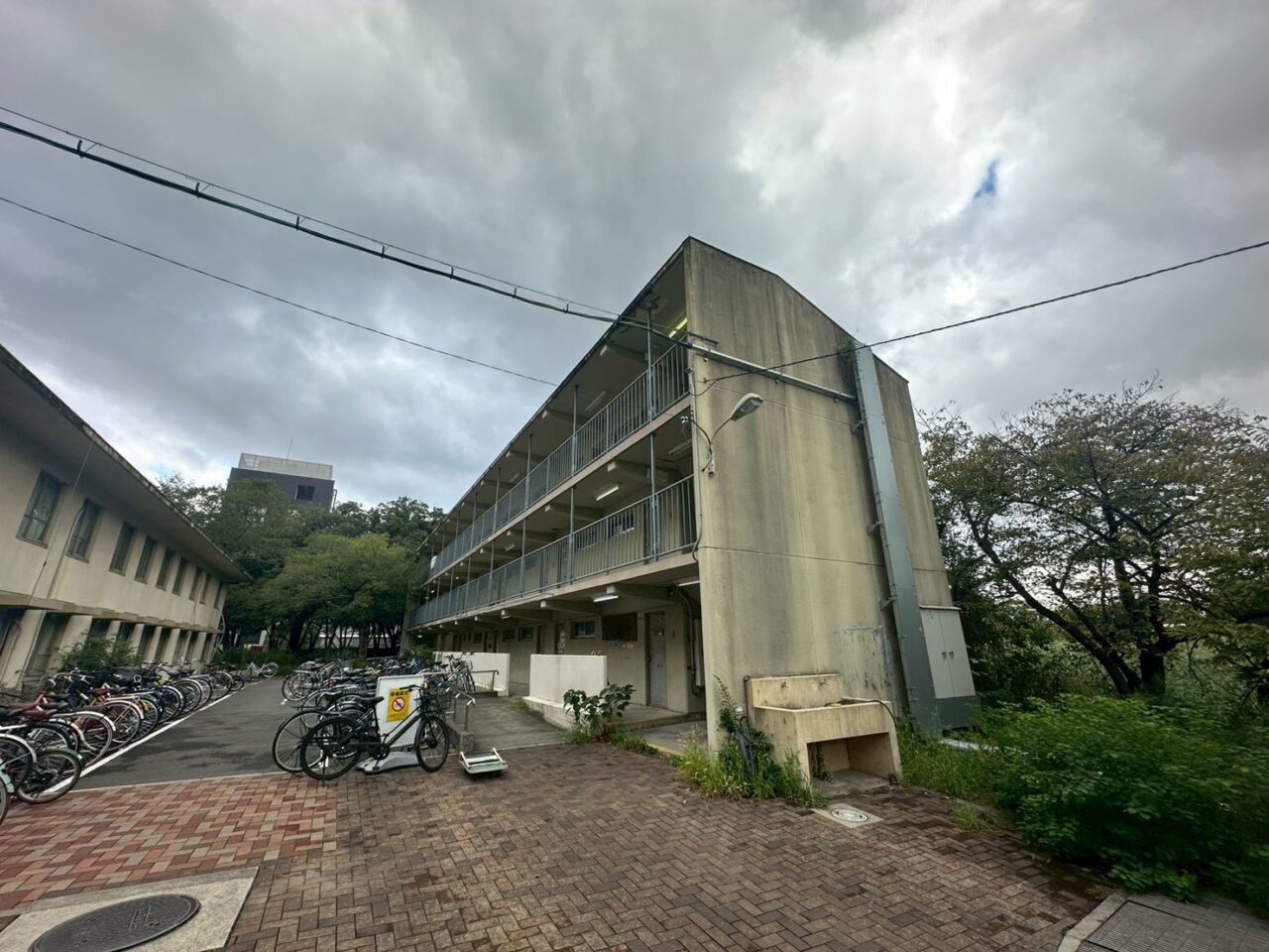 大阪公立大学中百舌鳥キャンパス改修工事前の外観　堺市外壁塗装　経年劣化で汚れた校舎